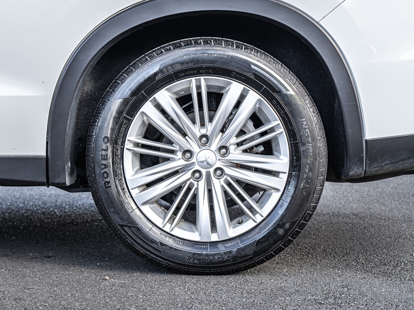 2023 Mitsubishi Outlander 7