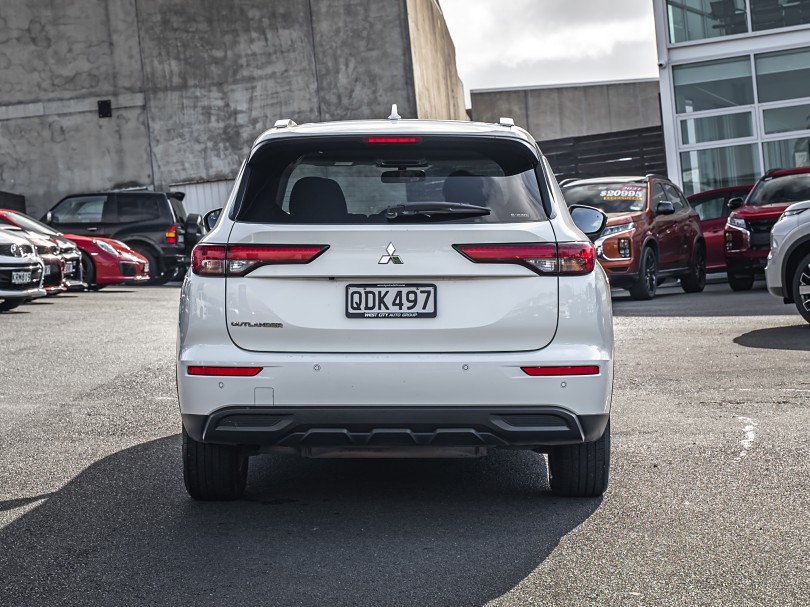 2023 Mitsubishi Outlander 4