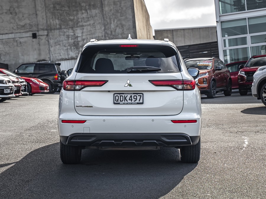 2023 Mitsubishi Outlander 4