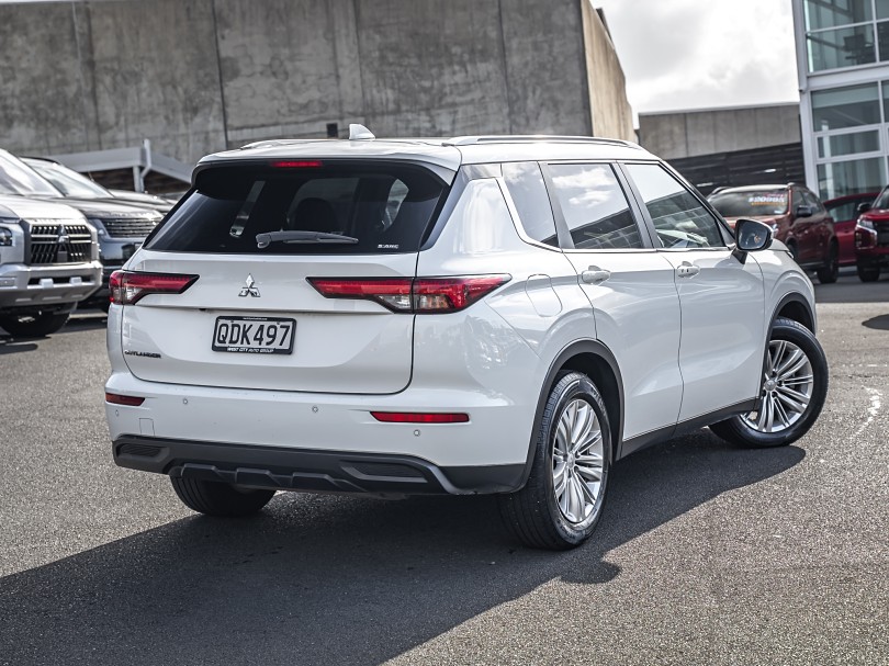 2023 Mitsubishi Outlander 2