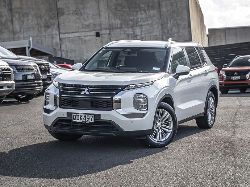 2023 Mitsubishi Outlander 1