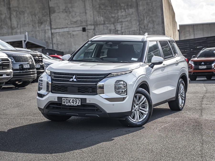 2023 Mitsubishi Outlander 1