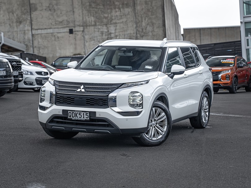 2023 Mitsubishi Outlander 1