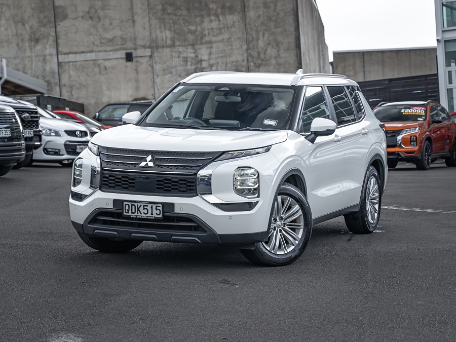 2023 Mitsubishi Outlander 1