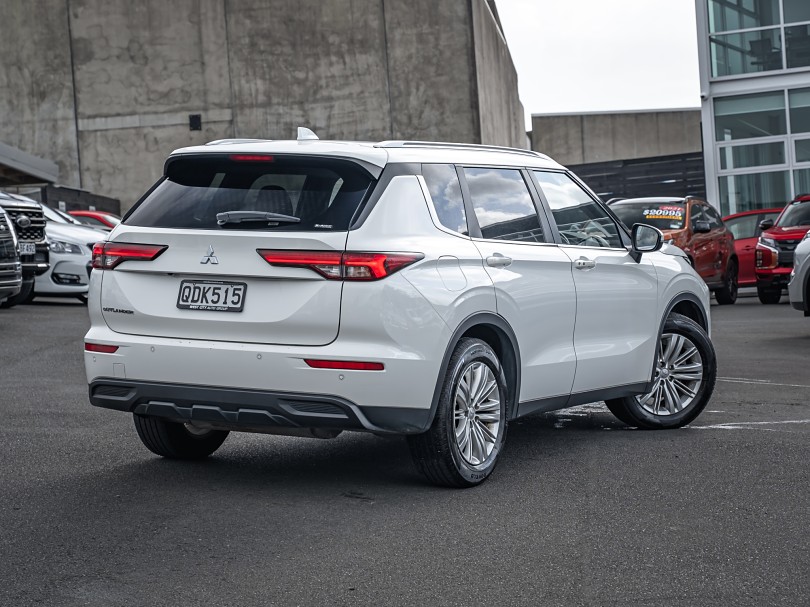 2023 Mitsubishi Outlander 2