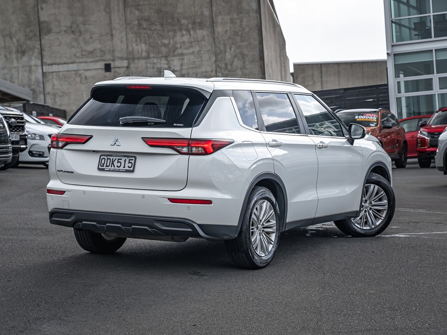 2023 Mitsubishi Outlander 2
