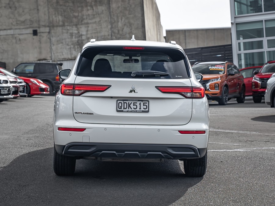 2023 Mitsubishi Outlander 4
