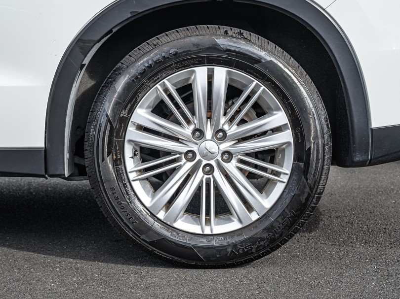 2023 Mitsubishi Outlander 7