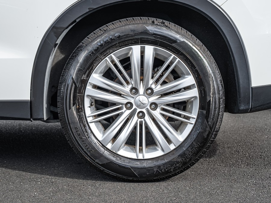 2023 Mitsubishi Outlander 7