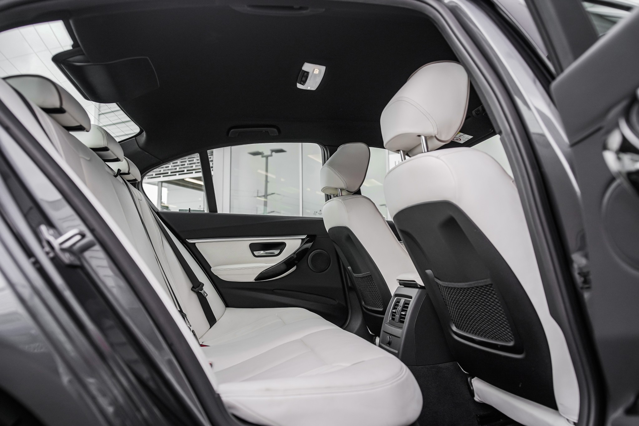 BMW 320i sedan Luxury Edition