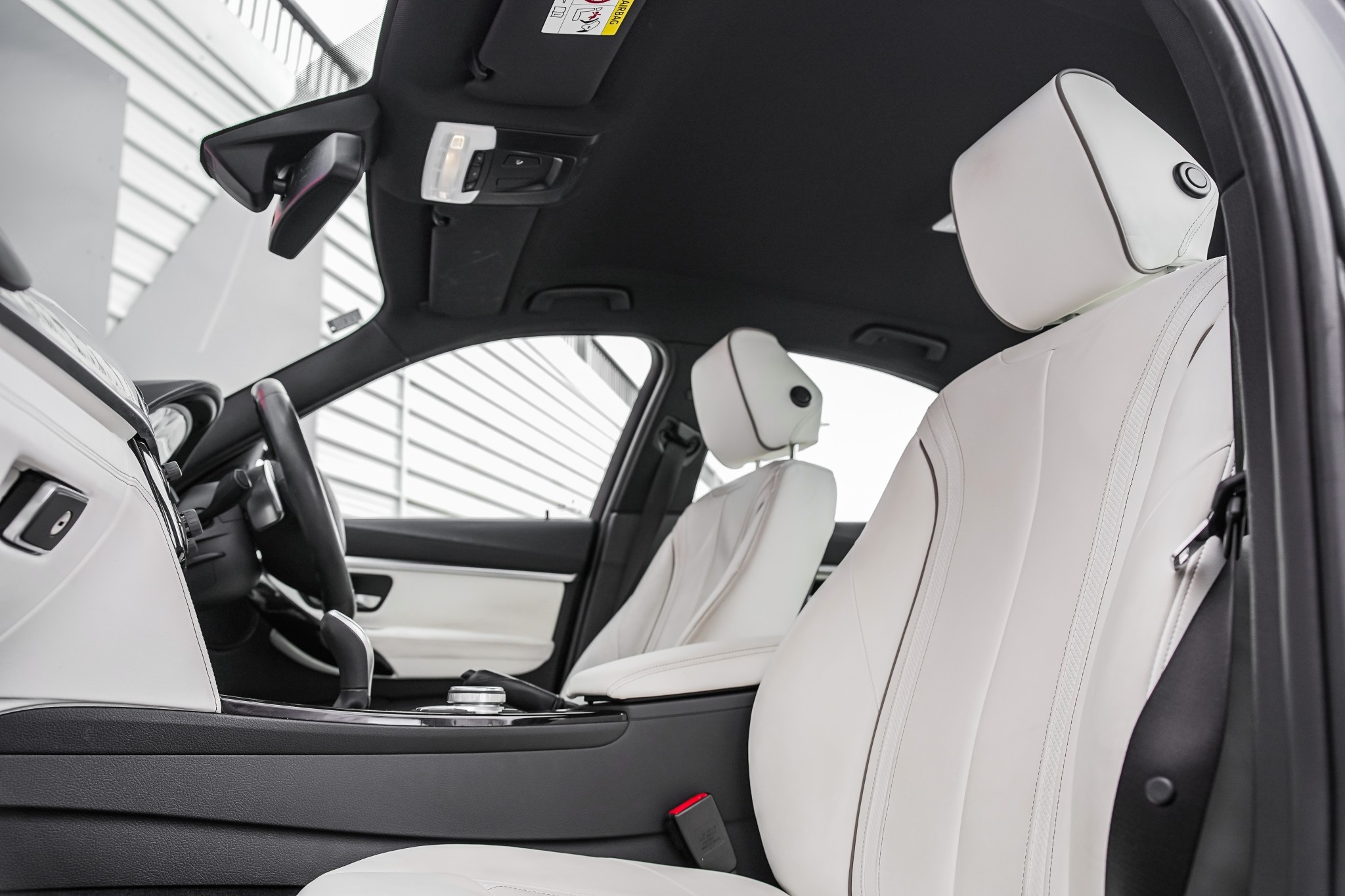 BMW 320i sedan Luxury Edition