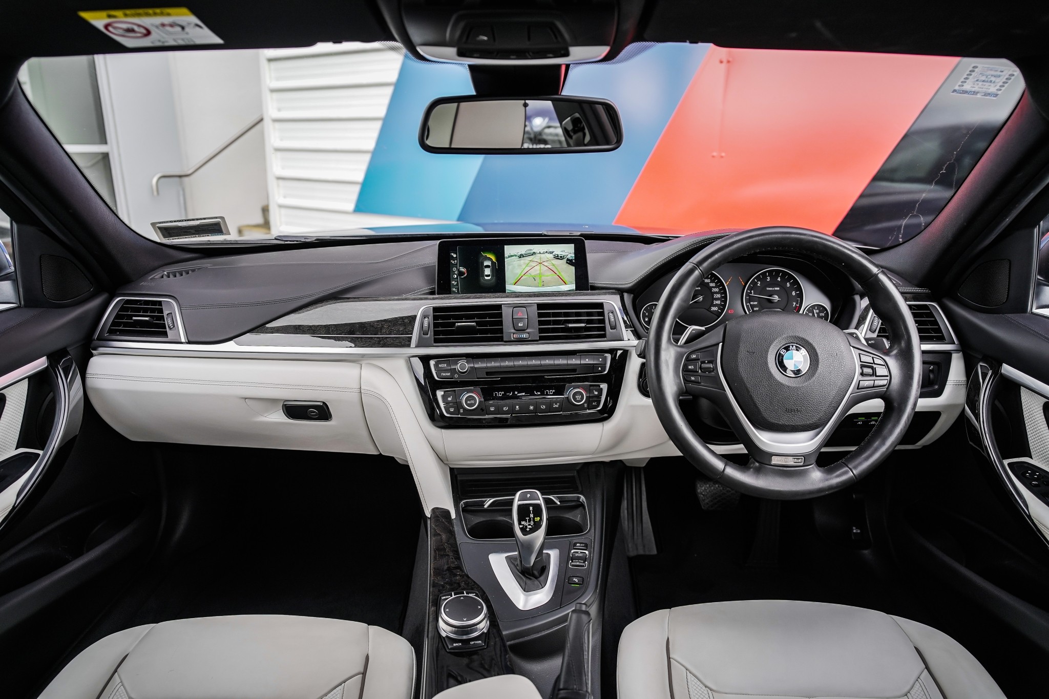 BMW 320i sedan Luxury Edition
