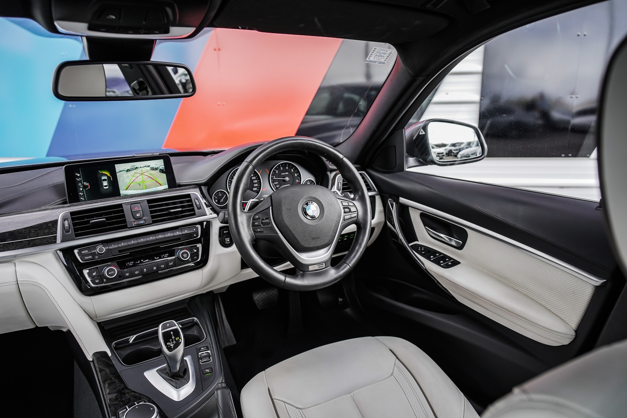 BMW 320i sedan Luxury Edition