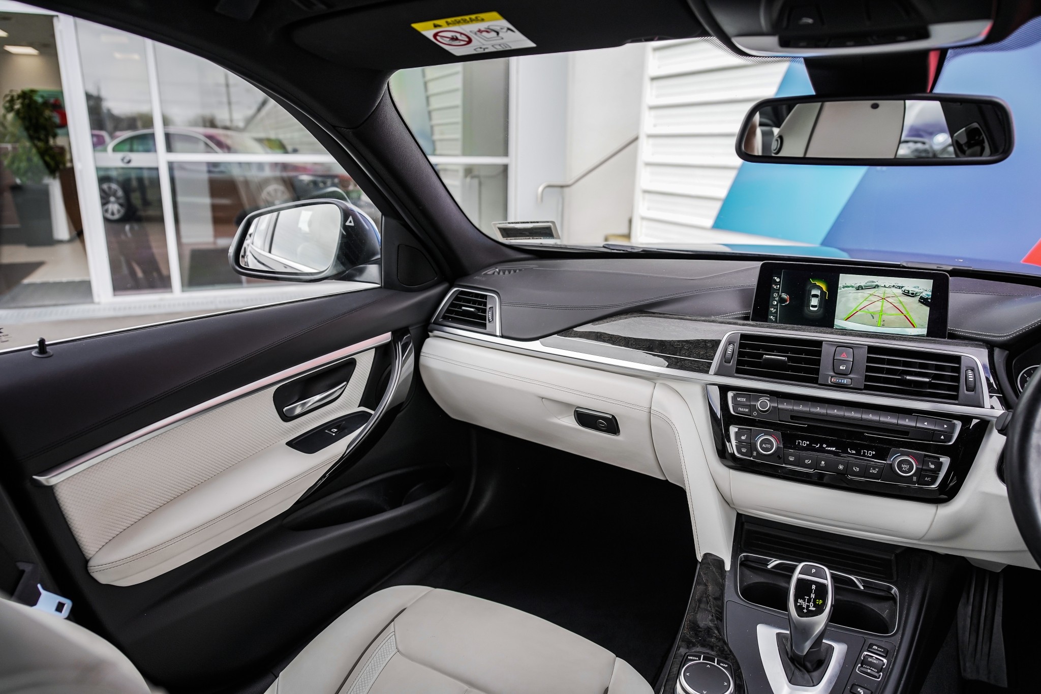 BMW 320i sedan Luxury Edition