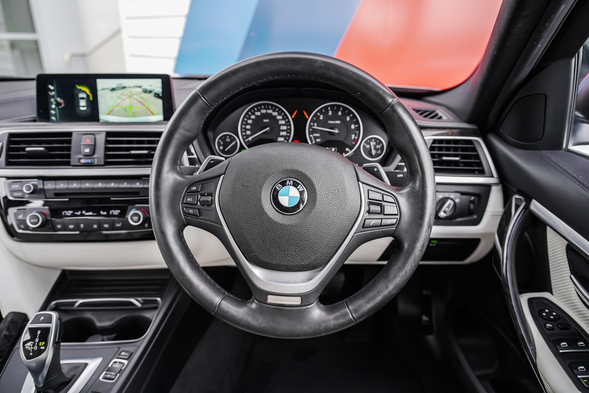 BMW 320i sedan Luxury Edition