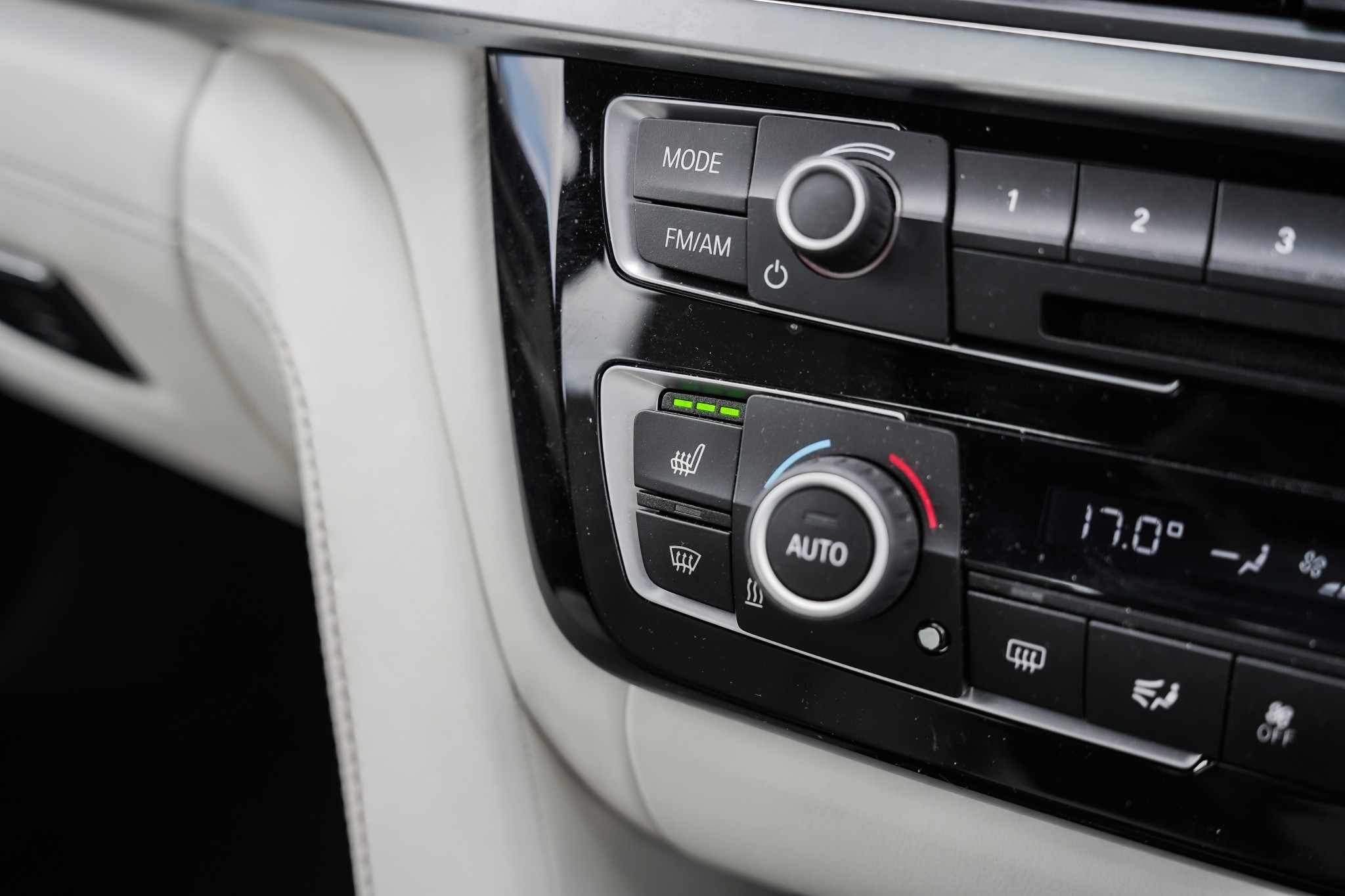 BMW 320i sedan Luxury Edition