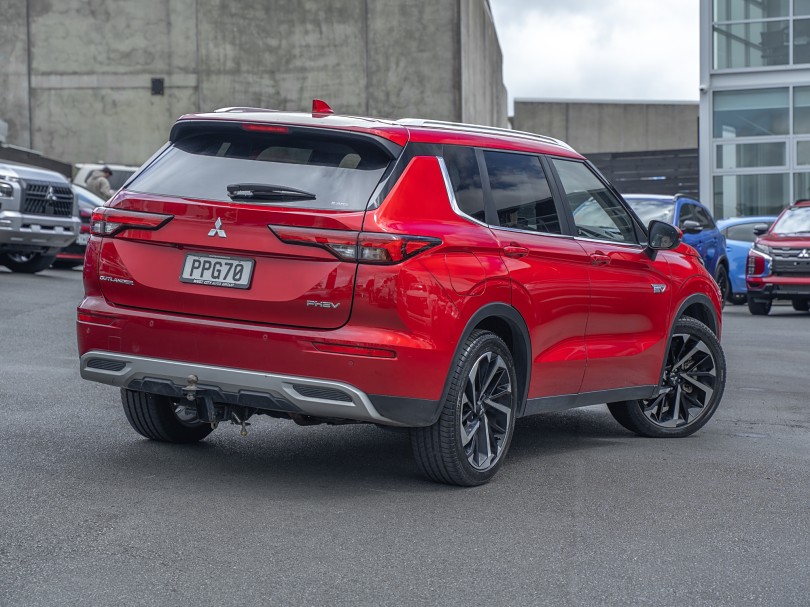 2022 Mitsubishi Outlander 2