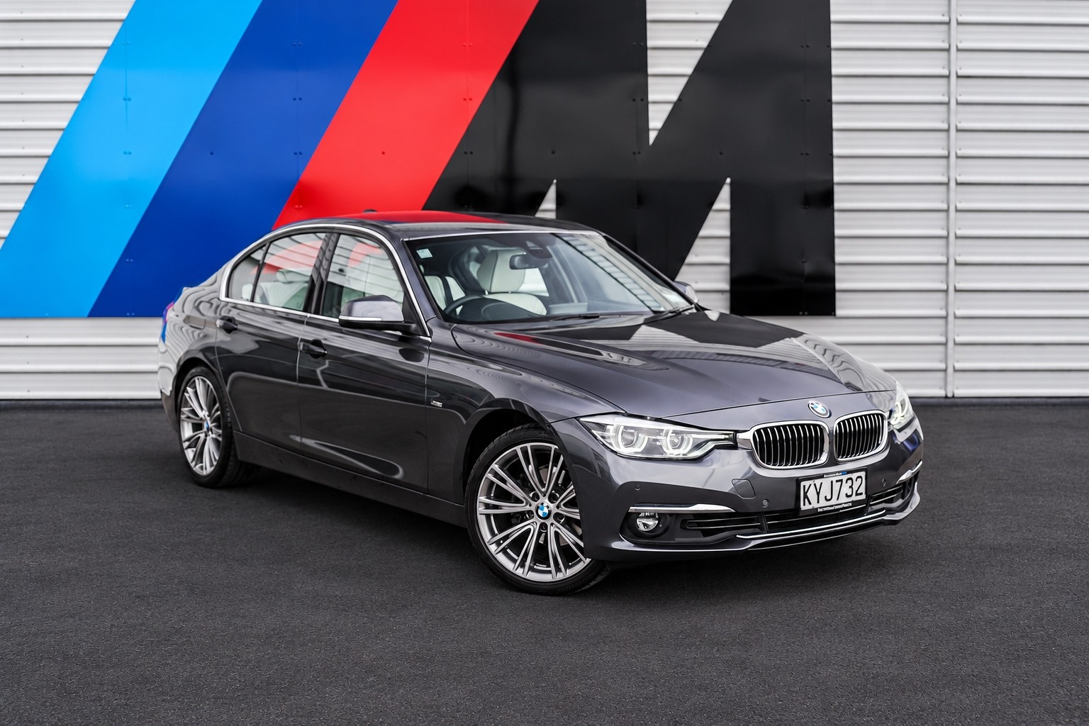 BMW 320i sedan Luxury Edition