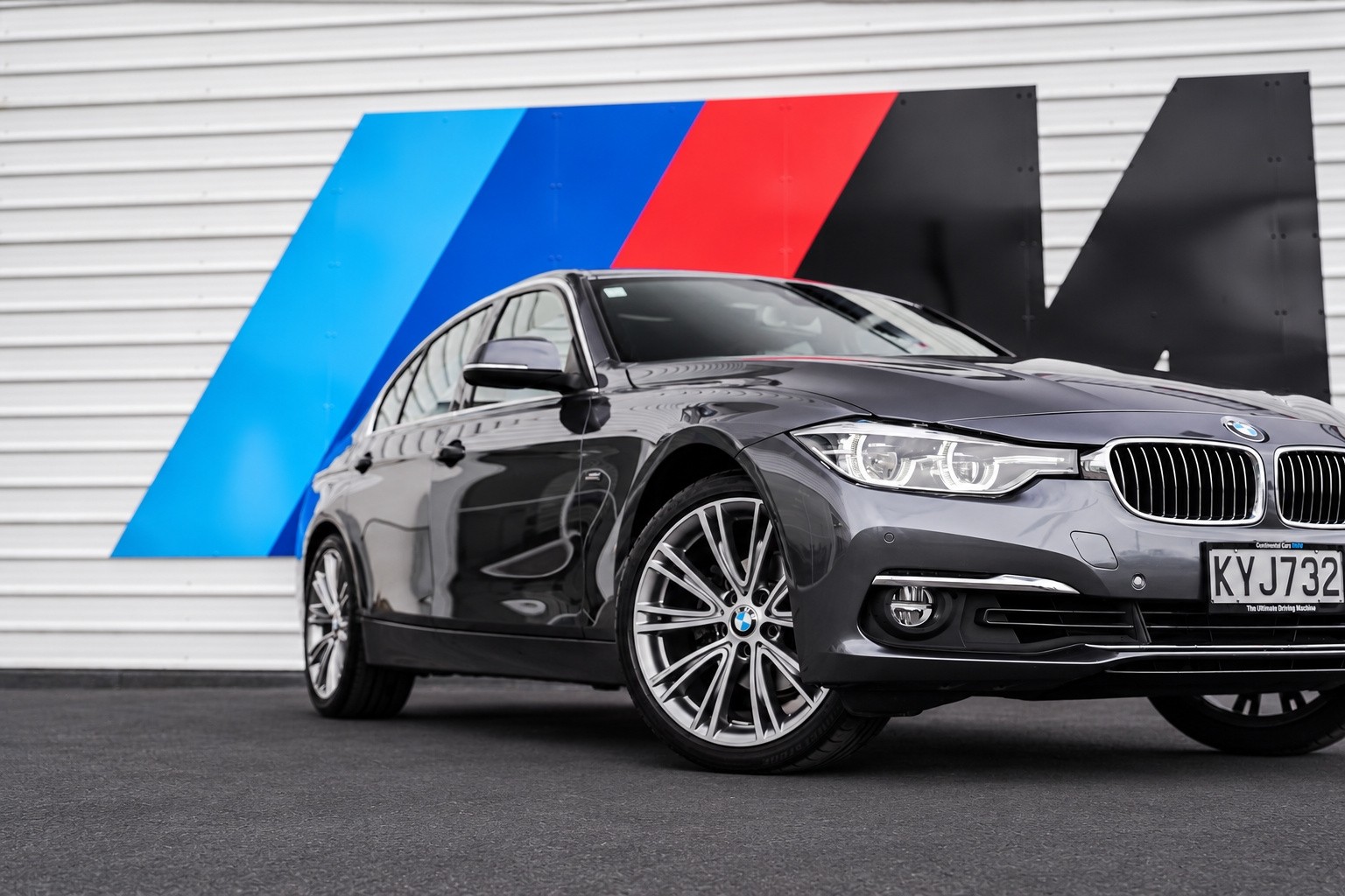 BMW 320i sedan Luxury Edition