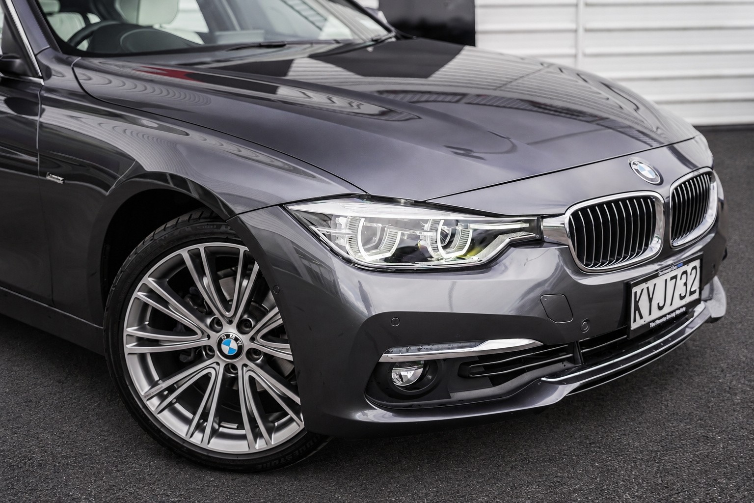 BMW 320i sedan Luxury Edition