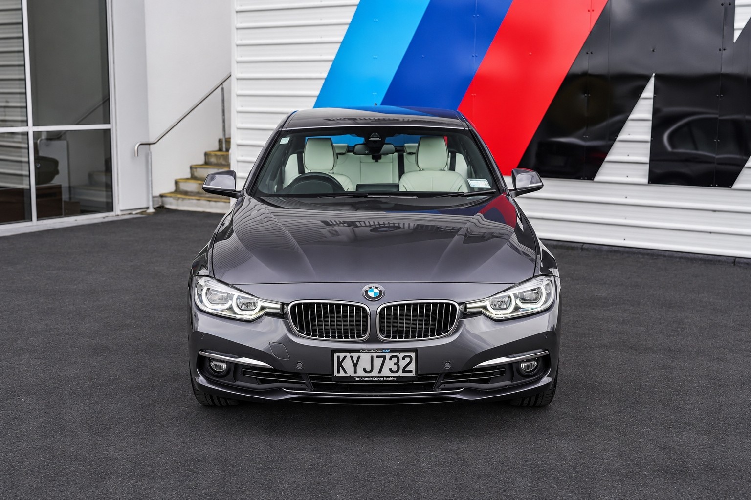 BMW 320i sedan Luxury Edition