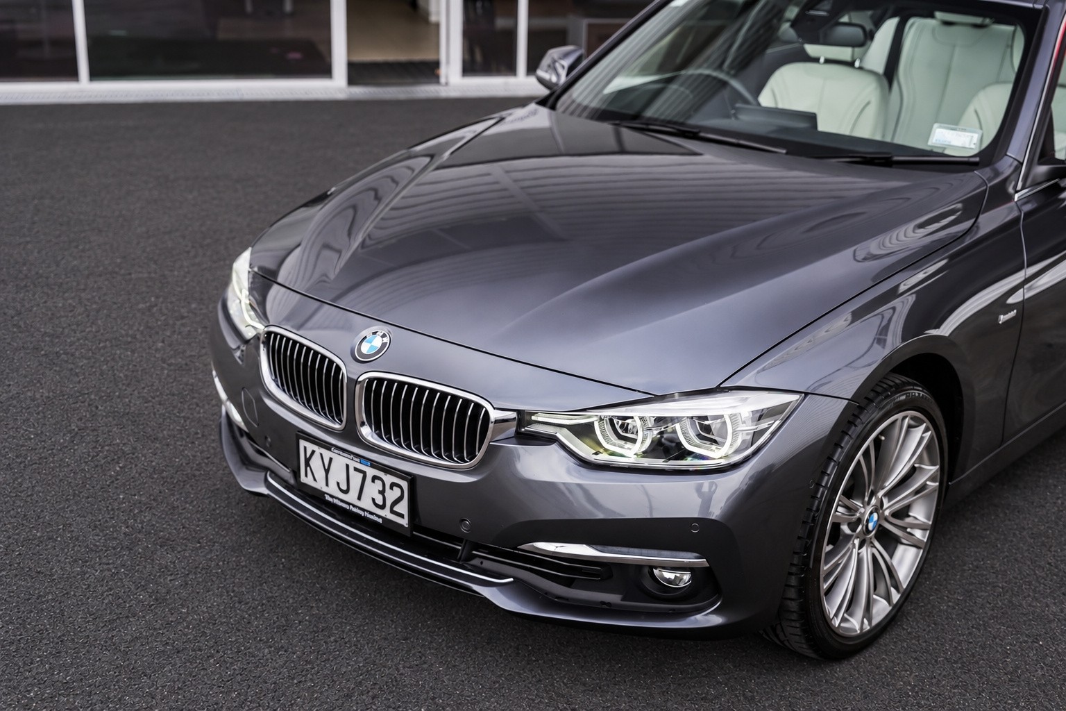 BMW 320i sedan Luxury Edition