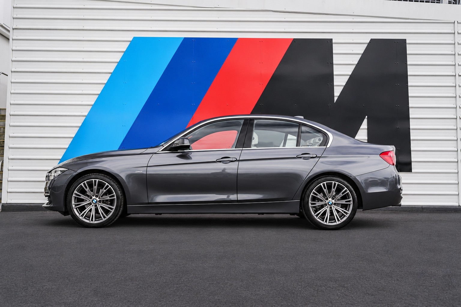 BMW 320i sedan Luxury Edition