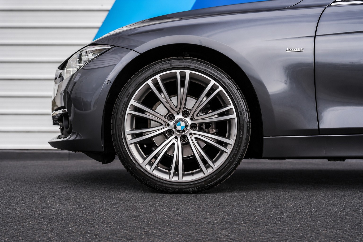 BMW 320i sedan Luxury Edition