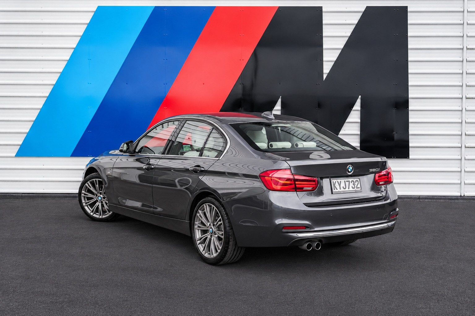 BMW 320i sedan Luxury Edition