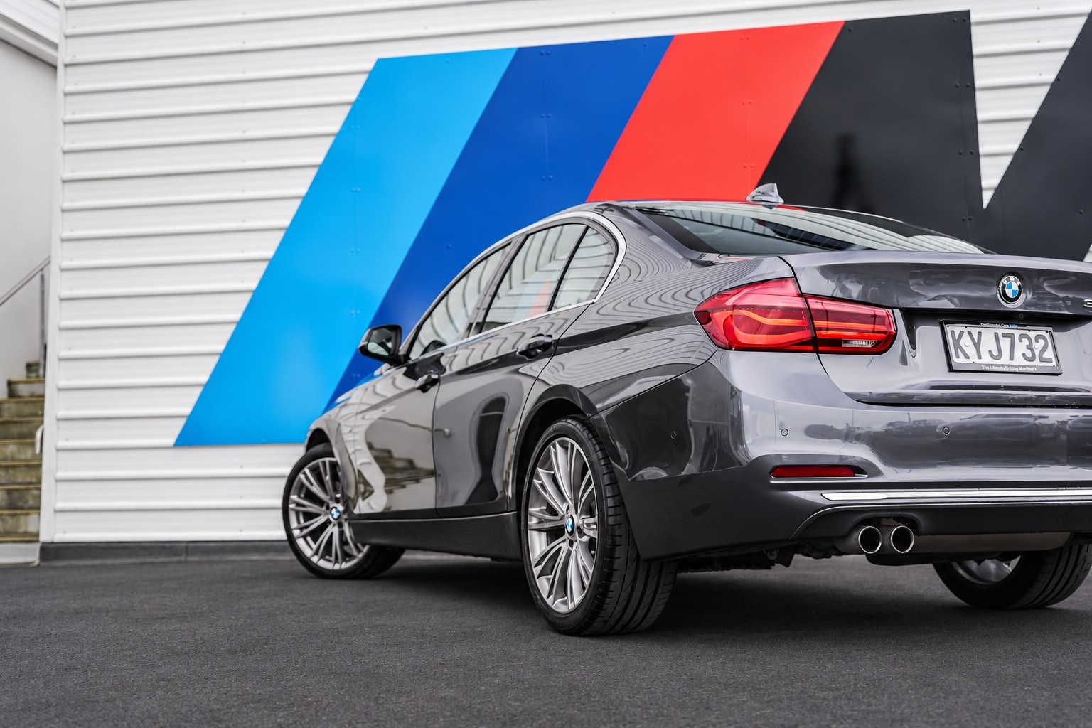 BMW 320i sedan Luxury Edition