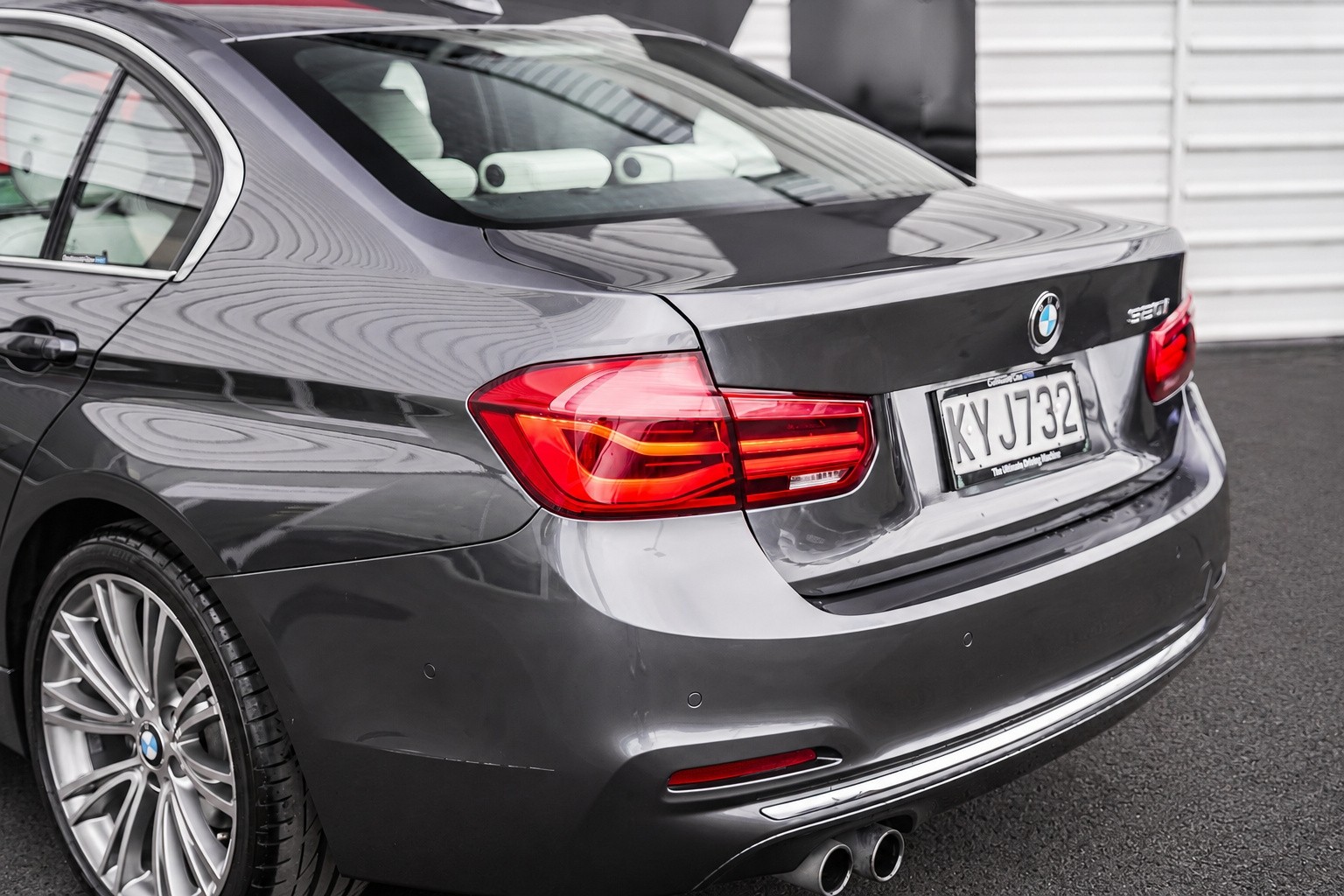 BMW 320i sedan Luxury Edition