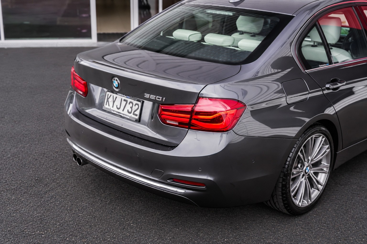 BMW 320i sedan Luxury Edition